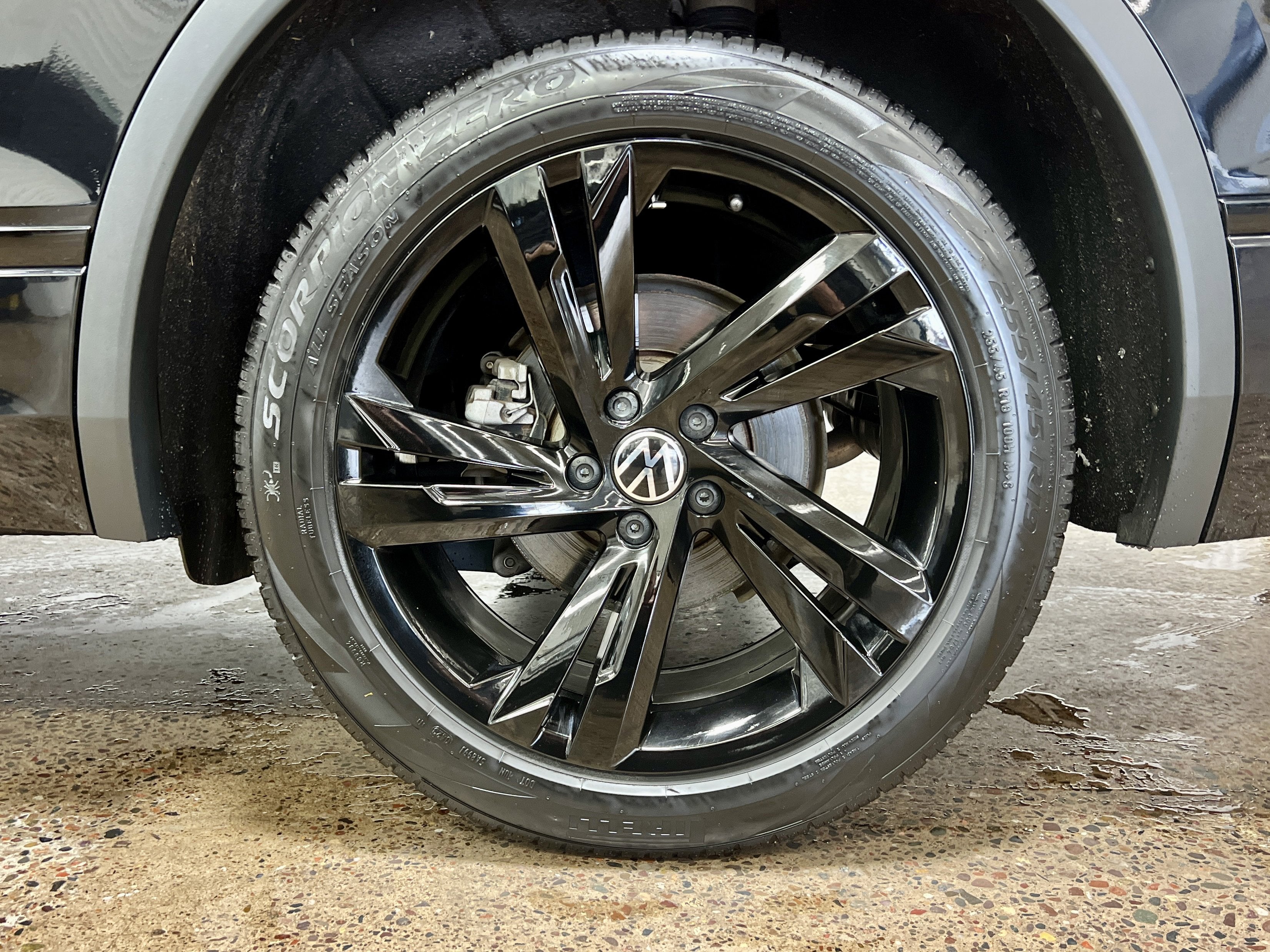 2023 Volkswagen Tiguan SE R-Line Black