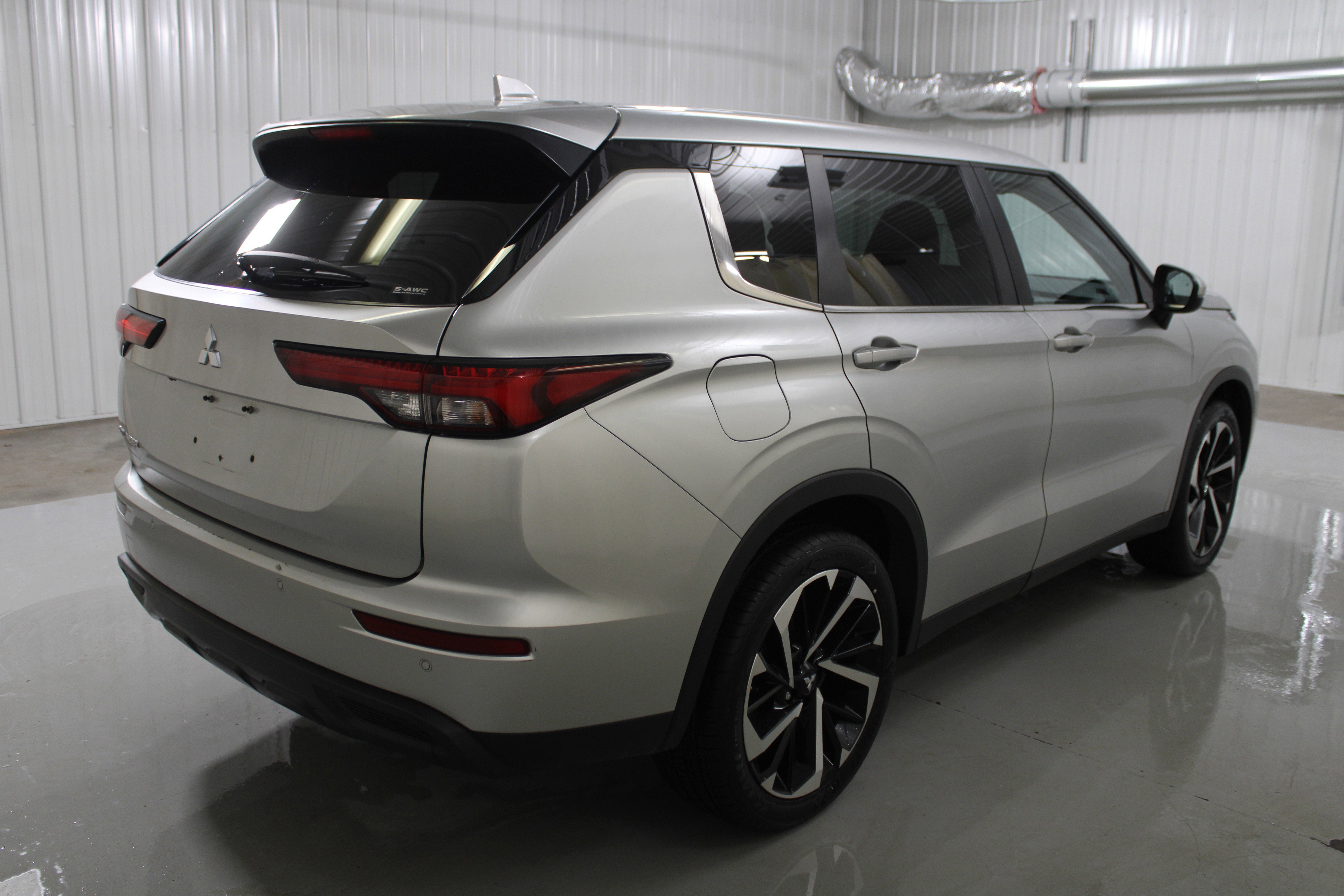 2022 Mitsubishi Outlander ES