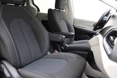 2020 Chrysler Voyager LX