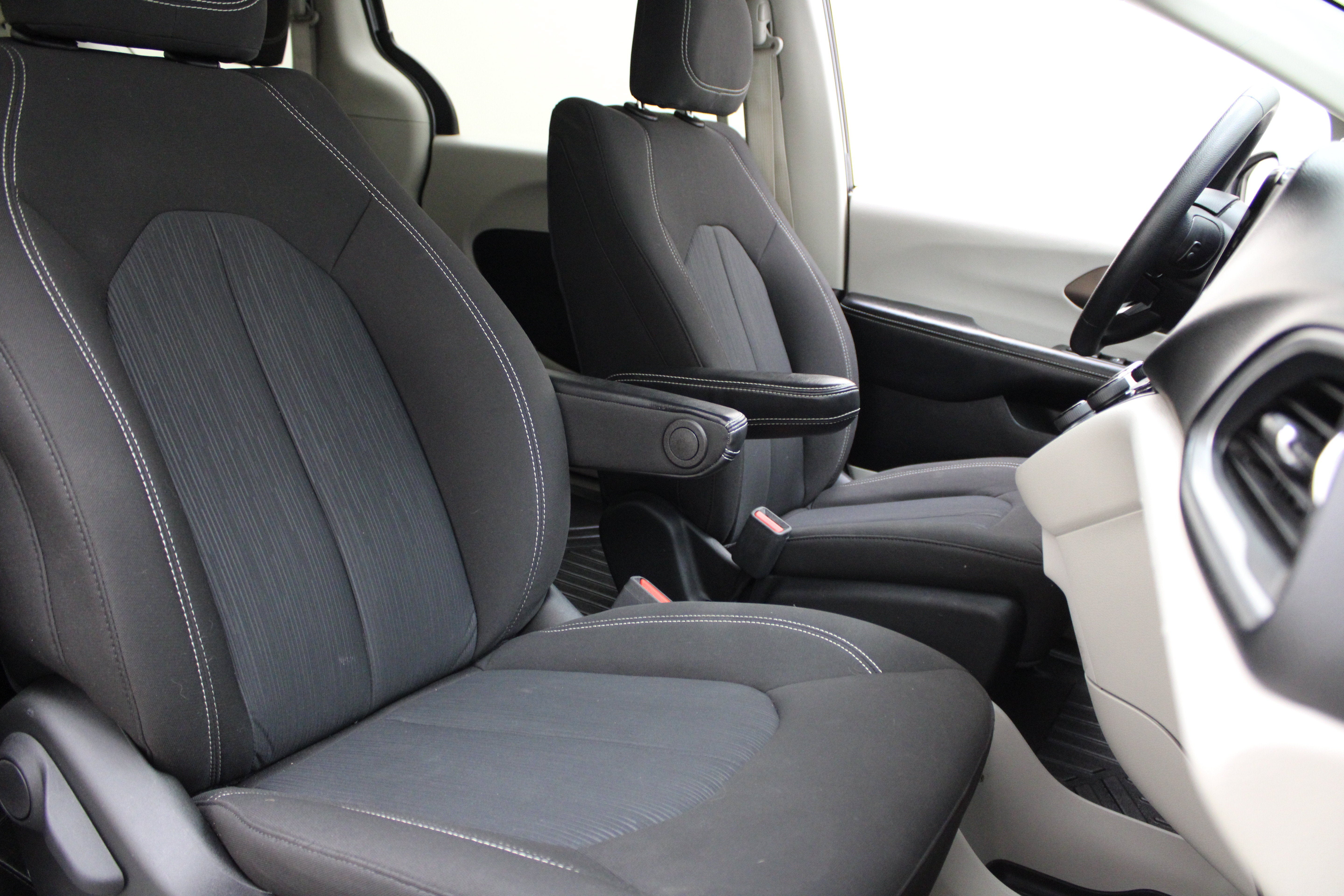 2020 Chrysler Voyager LX