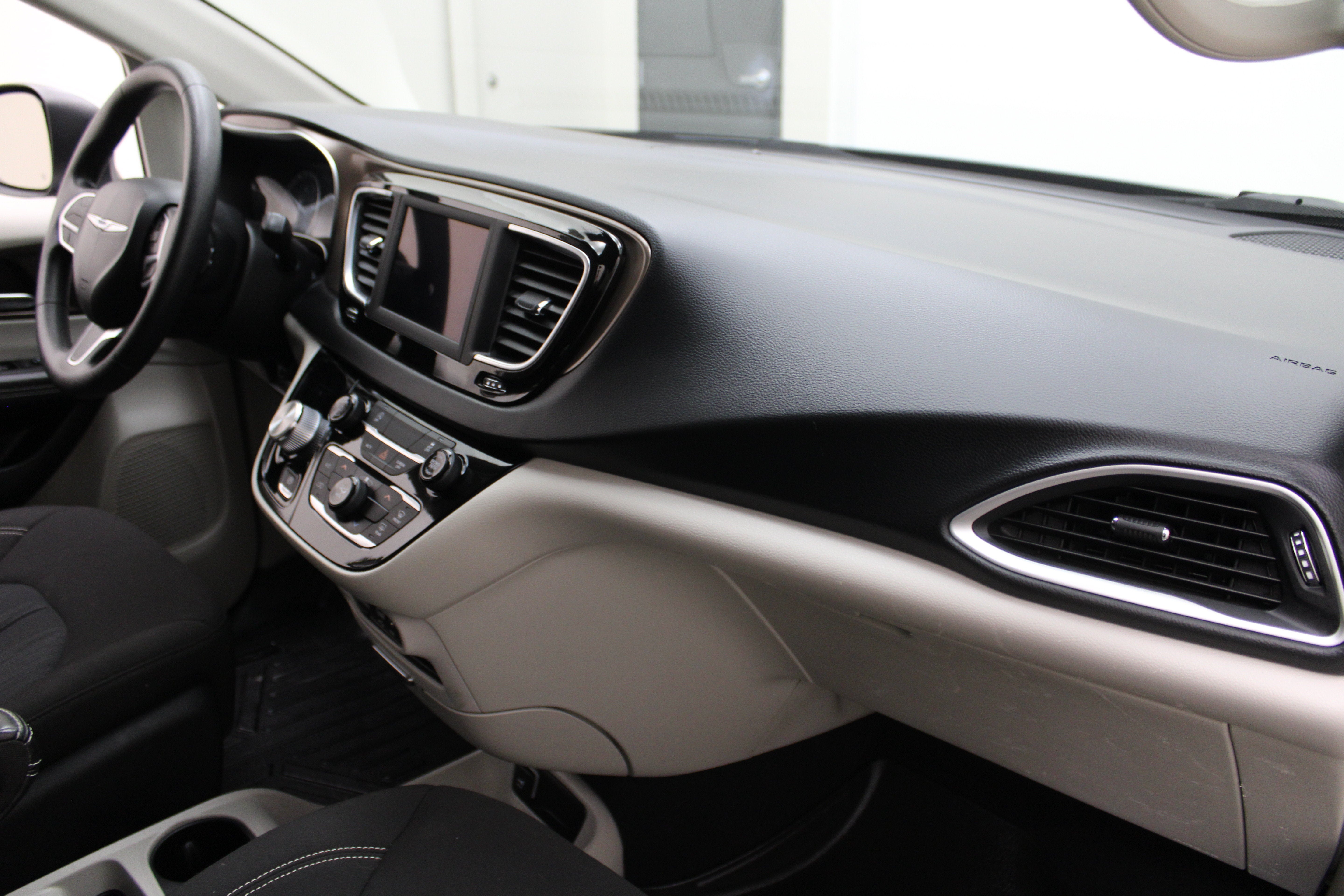 2020 Chrysler Voyager LX