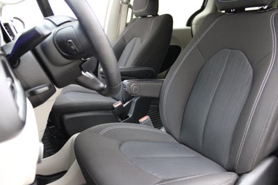 2020 Chrysler Voyager LX
